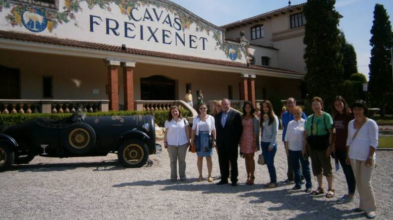 FIVIN muestra el proceso de elaboración del cava a estudiantes de la Universidad de verano Ramon Llull